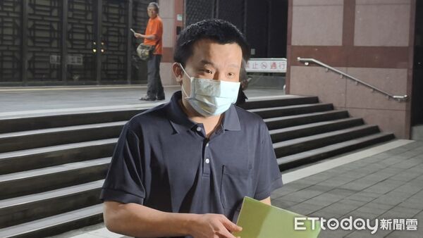 ▲▼「The Hermit隱餐飲集團」董事長鄭淳駿，被控與神鬼女騙徒羅佩雯共涉詐欺取財等罪嫌，起訴後交保200萬元停止羈押，須佩戴電子腳環接受科技監控防逃。（圖／記者黃哲民攝）