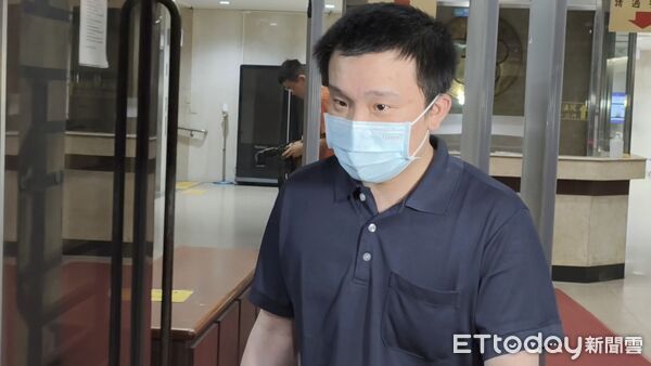 ▲▼「The Hermit隱餐飲集團」董事長鄭淳駿，被控與神鬼女騙徒羅佩雯共涉詐欺取財等罪嫌，起訴後交保200萬元停止羈押，須佩戴電子腳環接受科技監控防逃。（圖／記者黃哲民攝）