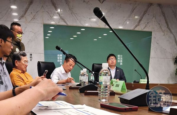 前立委陳明文遭控不請自來，在會議中對官員下指導棋、嗆聲。（讀者提供）