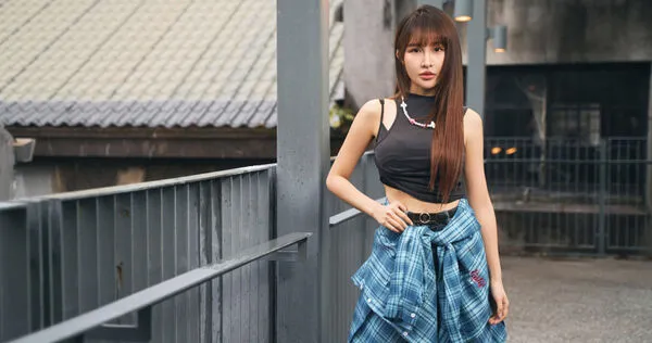 雨中浪漫情1／男友貼心撐「一支小雨傘」　張若凡被拍臀狂放閃