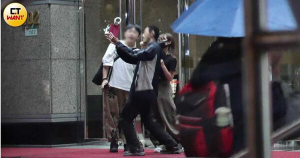 雨中浪漫情1／男友貼心撐「一支小雨傘」　張若凡被拍臀狂放閃