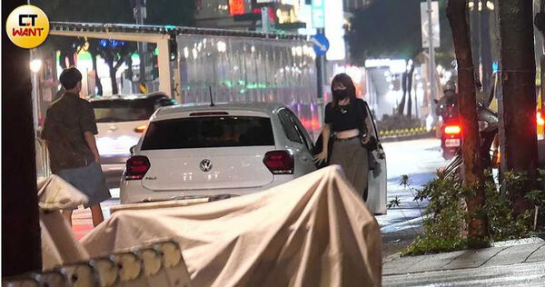 雨中浪漫情1／男友貼心撐「一支小雨傘」　張若凡被拍臀狂放閃