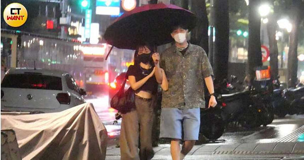 雨中浪漫情1／男友貼心撐「一支小雨傘」　張若凡被拍臀狂放閃