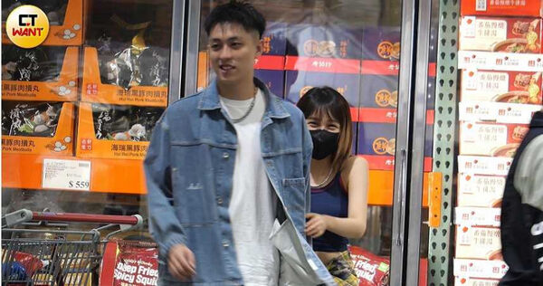 雨中浪漫情1／男友貼心撐「一支小雨傘」　張若凡被拍臀狂放閃