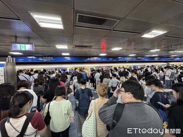 ▲▼台北捷運板藍線今早塞爆。（圖／讀者提供）