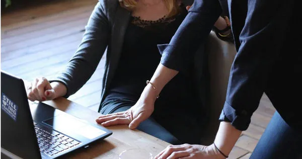 一名新鮮人表示，職處前輩的教導態度讓她備感壓力，不知道該如何應對。（示意圖／Unsplash）