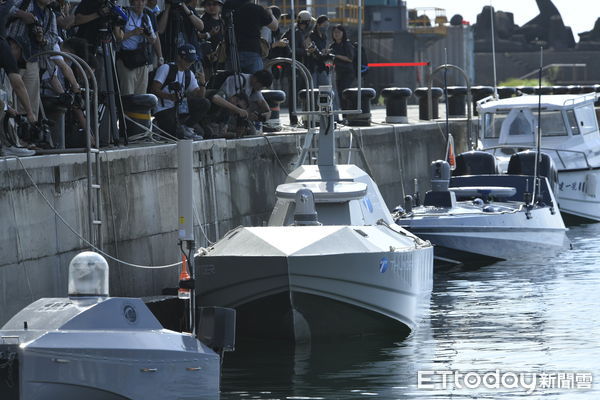 ▲▼中科院「水面無人載具公開展示媒體參訪活動」17日於蘇澳龍德造船廠6廠碼頭舉辦，現場展示展演由碳基科技、雷虎科技及龍德造船所打造的三款無人艦艇。（圖／記者湯興漢攝）