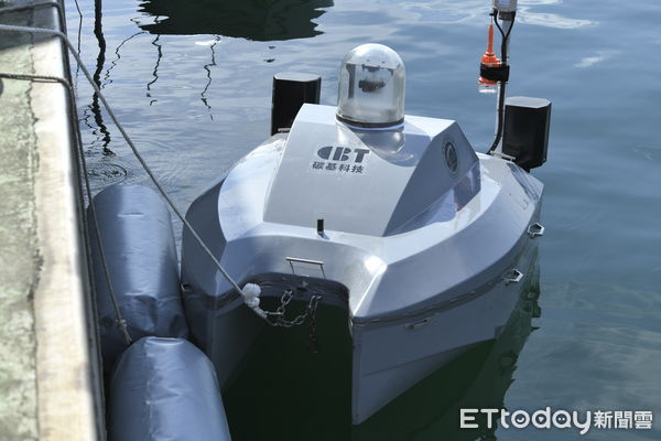 ▲▼中科院「水面無人載具公開展示媒體參訪活動」17日於蘇澳龍德造船廠6廠碼頭舉辦，現場展示展演由碳基科技、雷虎科技及龍德造船所打造的三款無人艦艇。（圖／記者湯興漢攝）
