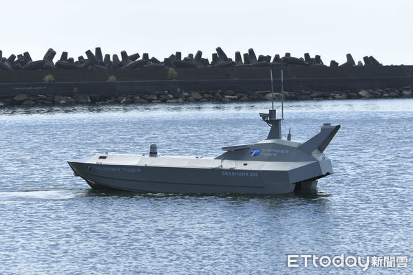 ▲▼中科院「水面無人載具公開展示媒體參訪活動」17日於蘇澳龍德造船廠6廠碼頭舉辦，現場展示展演由碳基科技、雷虎科技及龍德造船所打造的三款無人艦艇。（圖／記者湯興漢攝）