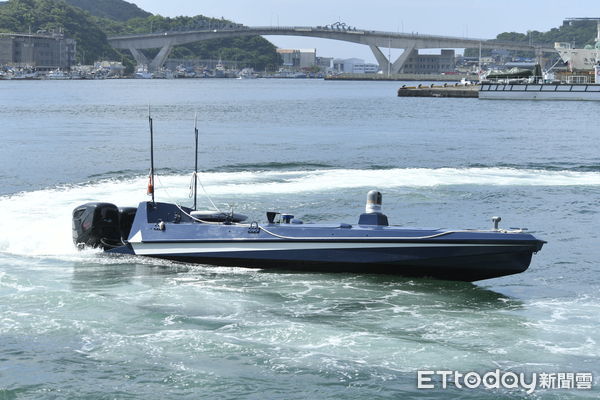 ▲▼中科院「水面無人載具公開展示媒體參訪活動」17日於蘇澳龍德造船廠6廠碼頭舉辦，現場展示展演由碳基科技、雷虎科技及龍德造船所打造的三款無人艦艇。（圖／記者湯興漢攝）