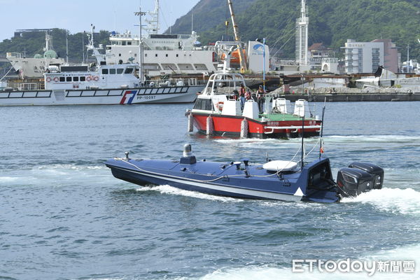 ▲▼中科院「水面無人載具公開展示媒體參訪活動」17日於蘇澳龍德造船廠6廠碼頭舉辦，現場展示展演由碳基科技、雷虎科技及龍德造船所打造的三款無人艦艇。（圖／記者湯興漢攝）