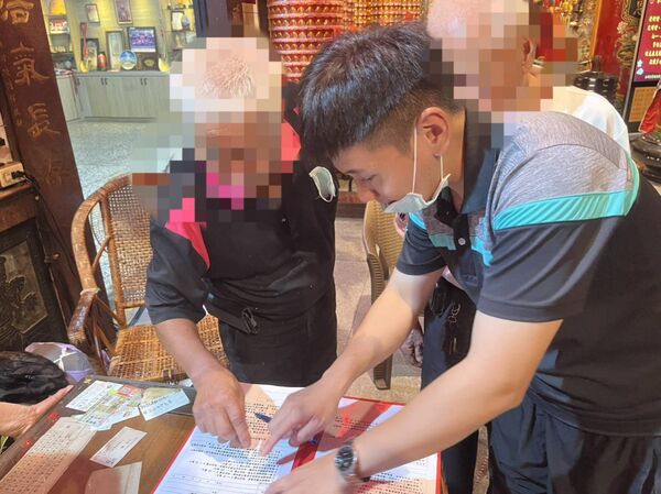 ▲彰化合興宮步巡，鞭炮回收放置車內險釀火燒車意外。（圖／記者唐詠絮翻攝）