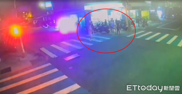 ▲▼             台中一名21歲男子無故用身體衝撞員警，遭過肩摔壓制。（圖／記者許權毅翻攝，下同）