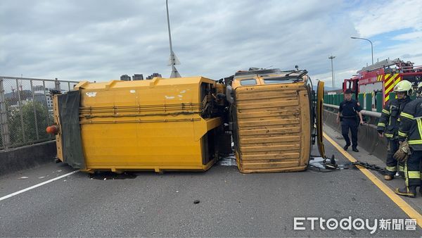 ▲▼             台65線垃圾車翻覆，北上車道無法通行。（圖／記者陳以昇翻攝）