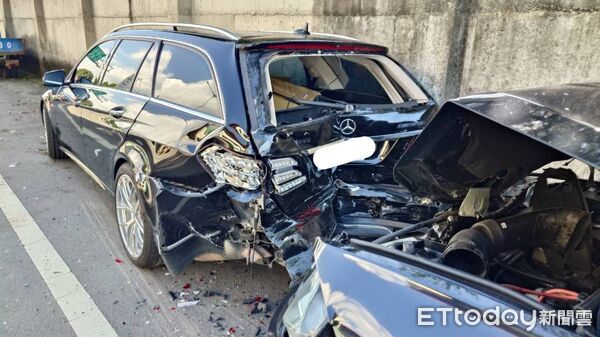 ▲詹姓男子駕駛BMW小客車，在未減速狀況下追撞停放於路邊之無辜賓士小客車。（圖／記者高堂堯翻攝）