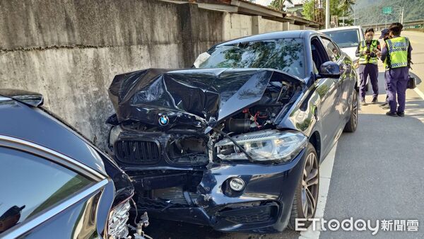 ▲詹姓男子駕駛BMW小客車，在未減速狀況下追撞停放於路邊之無辜賓士小客車。（圖／記者高堂堯翻攝，下同）