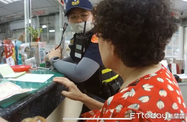 ▲行員查覺有異通報警方前來勸說阻詐。（圖／大溪警分局提供）