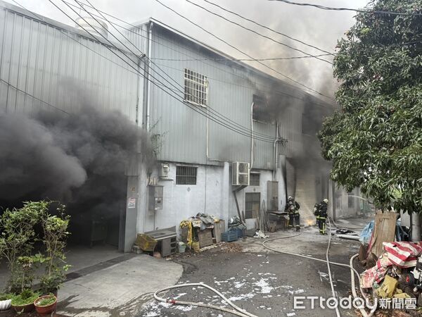 ▲▼    台中神岡區中山路一處工廠火警         。（圖／記者許權毅翻攝）