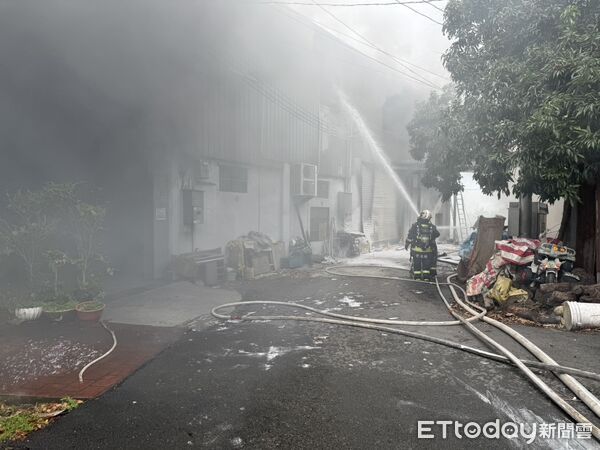 ▲▼    台中神岡區中山路一處工廠火警         。（圖／記者許權毅翻攝）