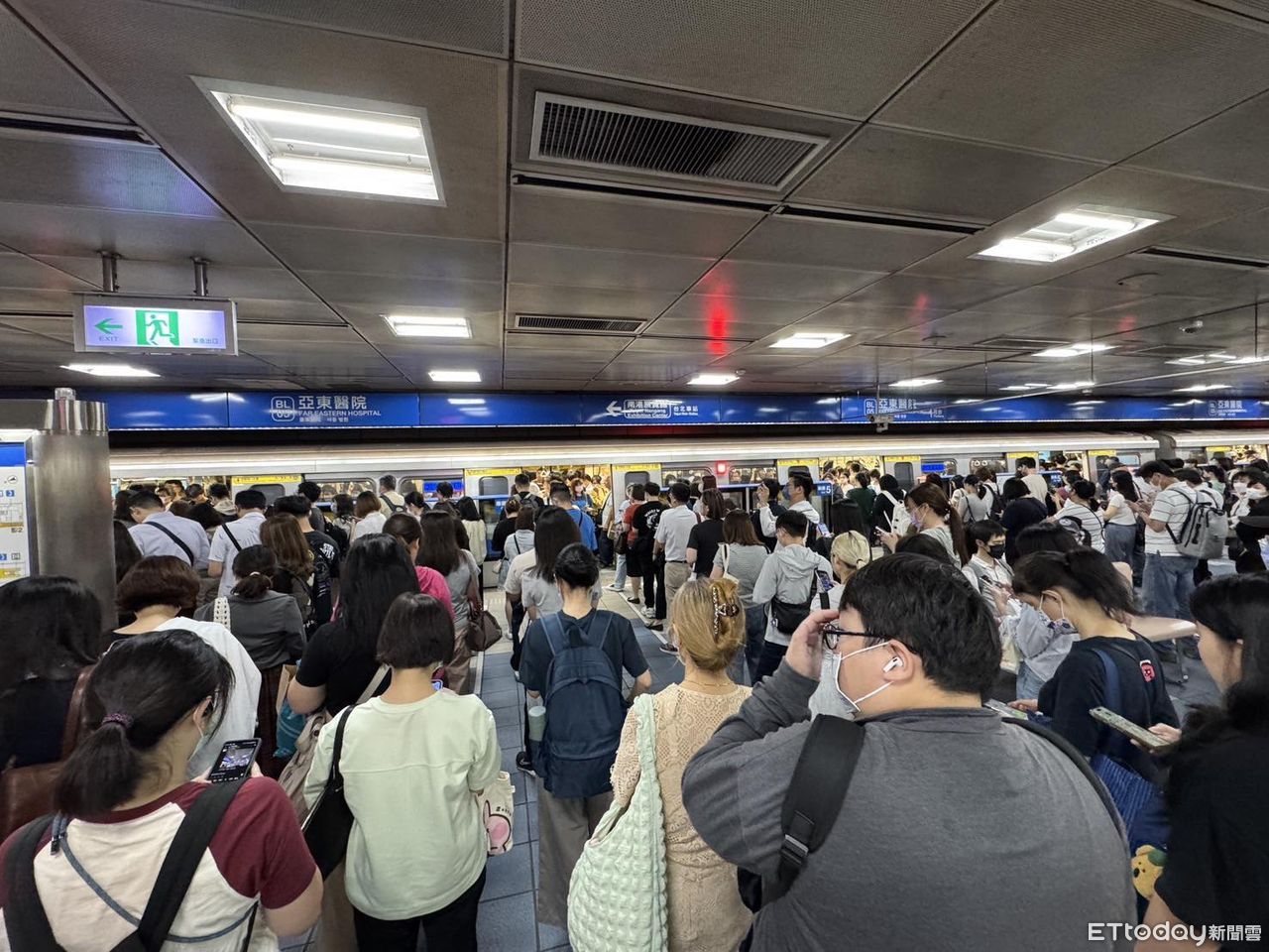 快訊／上班尖峰北捷板南線突車門異常　1100乘客忠孝新生站換乘