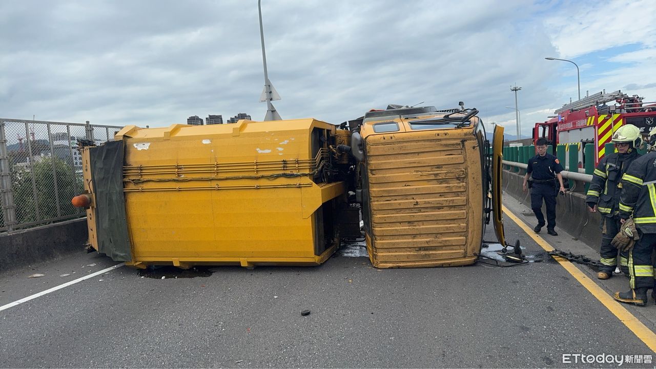 快訊／台65垃圾車翻覆！打橫卡北上車道　全線封閉中