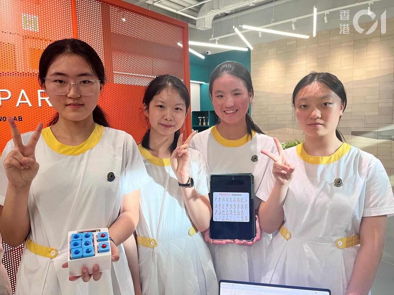 ▲香港女學生發明「便攜式盲人點字鍵盤」，要讓視障人士能更加便利使用智慧手機。（圖／香港01）