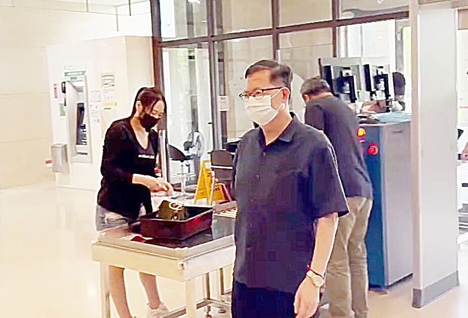 ▲桃園地院將於今天下午開庭勘驗前桃園市長鄭文燦於2017年1月6日在市府召開華亞二期開發會議紀錄，圖為鄭文燦上次5月22日開庭前步入法院。（資料照／記者沈繼昌攝）