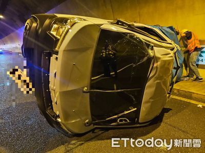 國6國姓1號隧道小貨車側翻　車斗內滿載礦泉水部分散落路面