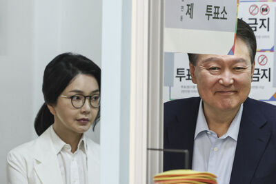 法庭重逢尹錫悅！金建希側目相望「臉紅哽咽」　律師憶：崩潰痛哭