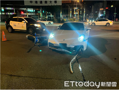台中深夜車禍！保時捷與2機車路口碰撞畫面曝　2騎士受傷送醫