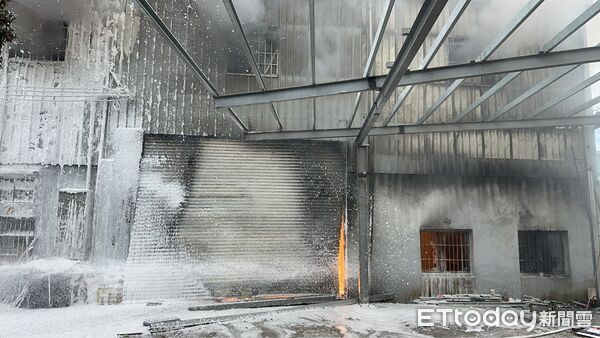 ▲▼    台中神岡區中山路一處工廠火警         。（圖／記者許權毅翻攝）