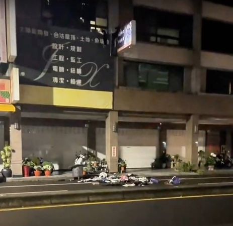 ▲台南市南區透天住宅前散落衣物與化妝品，市警六分局警方到場查出係情侶爭吵高處拋物馬路。（圖／翻攝自社會事新聞影音）