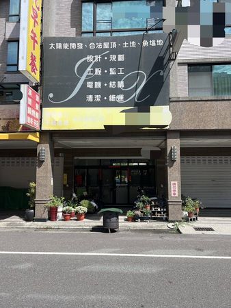 ▲台南市南區透天住宅前散落衣物與化妝品，市警六分局警方到場查出係情侶爭吵高處拋物馬路。（圖／翻攝自社會事新聞影音）