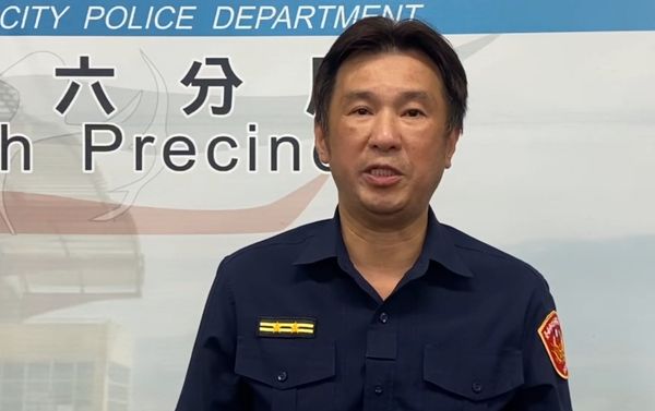 ▲台南市南區透天住宅前散落衣物與化妝品，市警六分局警方到場查出係情侶爭吵高處拋物馬路。（圖／翻攝自社會事新聞影音）