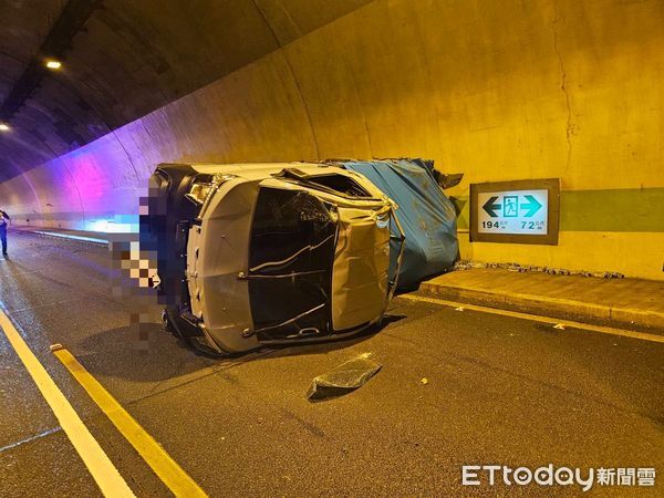 ▲廖姓男子駕駛自小貨車載運礦泉水，疑因操作不當、側翻於國姓一號隧道。（圖／記者高堂堯翻攝）