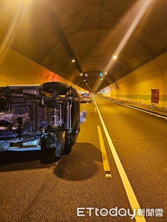 ▲廖姓男子駕駛自小貨車載運礦泉水，疑因操作不當、側翻於國姓一號隧道。（圖／記者高堂堯翻攝）