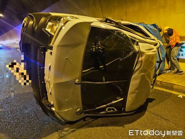 ▲廖姓男子駕駛自小貨車載運礦泉水，疑因操作不當、側翻於國姓一號隧道。（圖／記者高堂堯翻攝，下同）