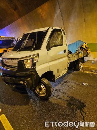 ▲廖姓男子駕駛自小貨車載運礦泉水，疑因操作不當、側翻於國姓一號隧道。（圖／記者高堂堯翻攝）