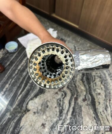 ▲台南市六甲區2男模仿網路影片點燃燃燒物製造爆聲，被警方查獲送辦。（記者林東良翻攝，下同）