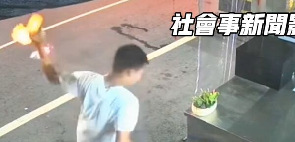 ▲台南市六甲區2男模仿網路影片點燃燃燒物製造爆聲，被警方查獲送辦。（圖／翻攝自社會事新聞影音）