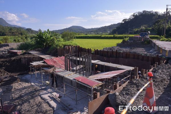 ▲▼花蓮富里鄉蚊子洞橋便道日前遭持續性豪雨導致溪水暴漲沖毀。（圖／花蓮縣政府提供，下同）