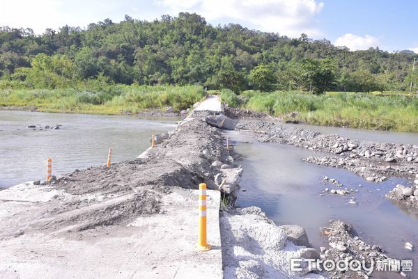 ▲▼花蓮富里鄉蚊子洞橋便道日前遭持續性豪雨導致溪水暴漲沖毀。（圖／花蓮縣政府提供，下同）