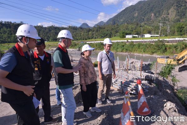 ▲▼花蓮富里鄉蚊子洞橋便道日前遭持續性豪雨導致溪水暴漲沖毀。（圖／花蓮縣政府提供，下同）