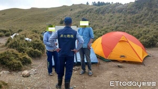 ▲▼合歡北峰3246鞍地為小溪營地，由於地勢平坦，原本豐茂的植物，不堪紮營及遊客活動的踩壓而出現光禿裸露。（圖／太管處提供，下同）