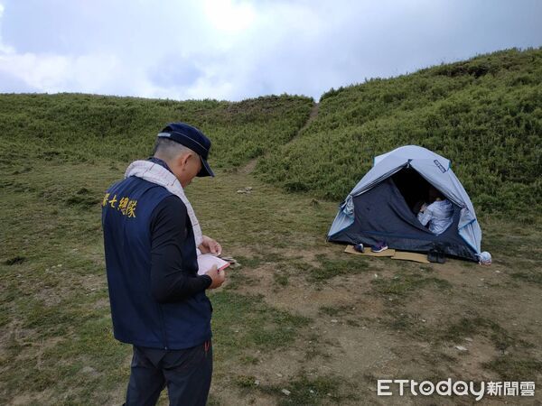 ▲▼合歡北峰3246鞍地為小溪營地，由於地勢平坦，原本豐茂的植物，不堪紮營及遊客活動的踩壓而出現光禿裸露。（圖／太管處提供，下同）