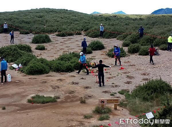 ▲▼合歡北峰3246鞍地為小溪營地，由於地勢平坦，原本豐茂的植物，不堪紮營及遊客活動的踩壓而出現光禿裸露。（圖／太管處提供，下同）