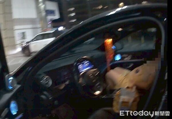 ▲陳姓男子開車載著羊水破裂緊急待產的妻子向警方求援。（圖／龜山警分局提供）