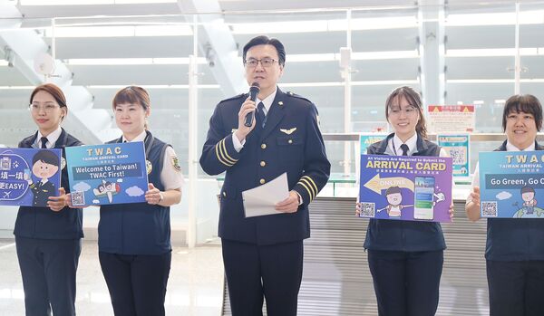 ▲移民署主任秘書林澤謙今天上午在桃園機場第一航廈說明台灣入境新制。（圖／移民署提供）