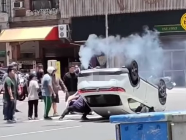 ▲ 高雄嚴重車禍！白車遭撞翻「躺地狂竄濃煙」，路人衝上前救援。（圖／翻攝自FB爆料公社）