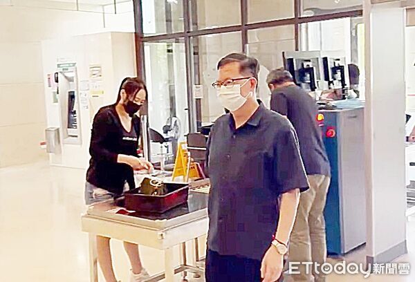 ▲桃園地院將於今天下午開庭勘驗前桃園市長鄭文燦於2017年1月6日在市府召開華亞二期開發會議紀錄，圖為鄭文燦上次5月22日開庭前步入法院。（資料照／記者沈繼昌攝）